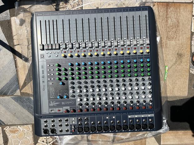 Soundcraft Signature 16 Analog Mixer · Photo 2