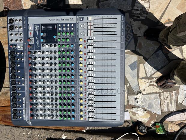 Soundcraft Signature 16 Analog Mixer · Photo 1