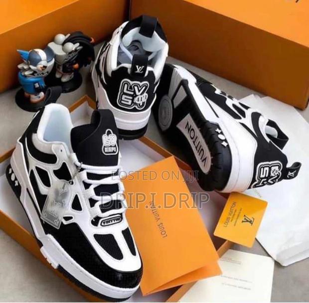 Louis Vuitton Trainer Sneakers . Comes in Box . · Photo 2
