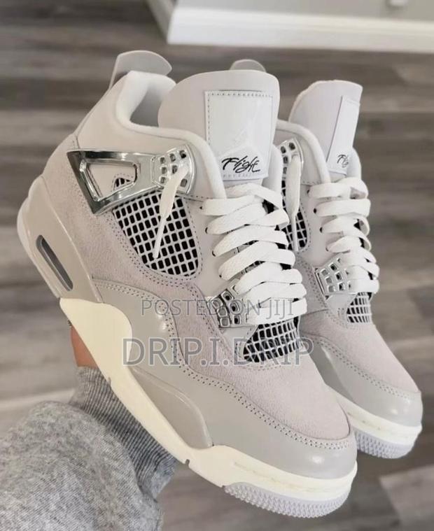 Jordan 4 Chrome Metallic Wing · Photo 1