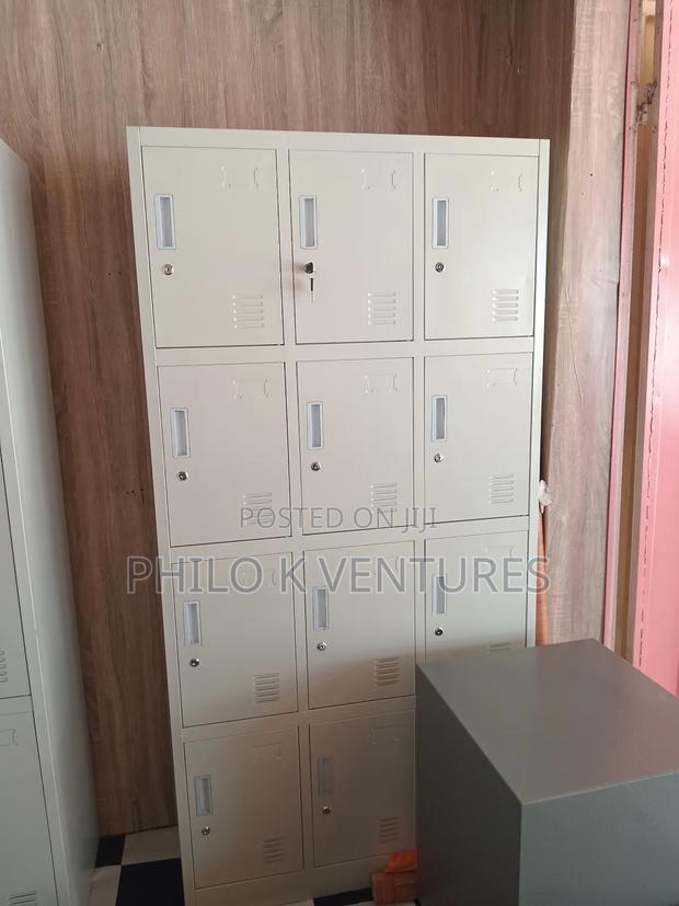 12 Doors Metal Cabinet · Photo 1