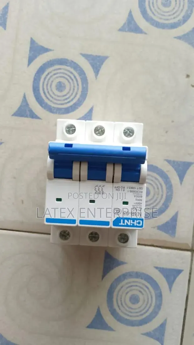Breaker Big 3 Poles · Photo 1