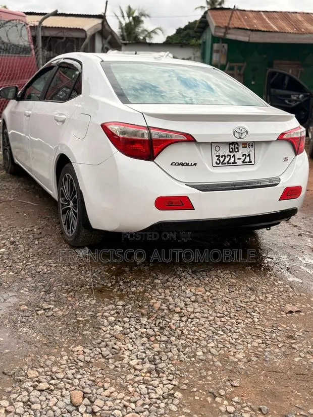 Toyota Corolla S 4dr Sedan (1.8L 4cyl CVT) 2015 White · Photo 1