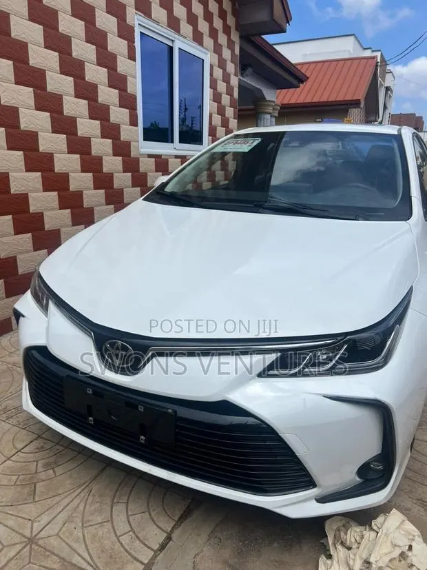 Toyota Corolla 2023 White · Photo 1