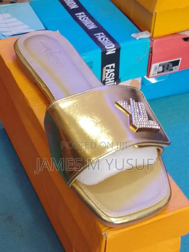 Available Louis Vuitton Slippers · Photo 1