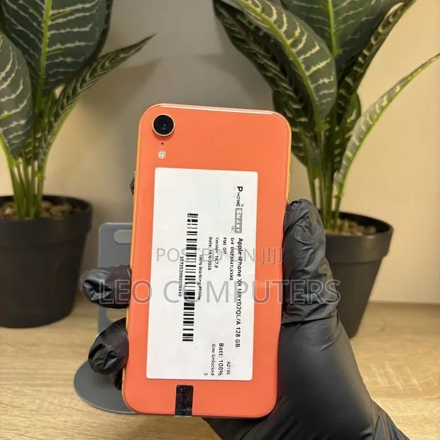 Apple iPhone XR 128 GB Orange · Photo 1