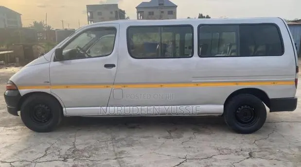 Toyota HiAce 2002 Silver · Photo 1