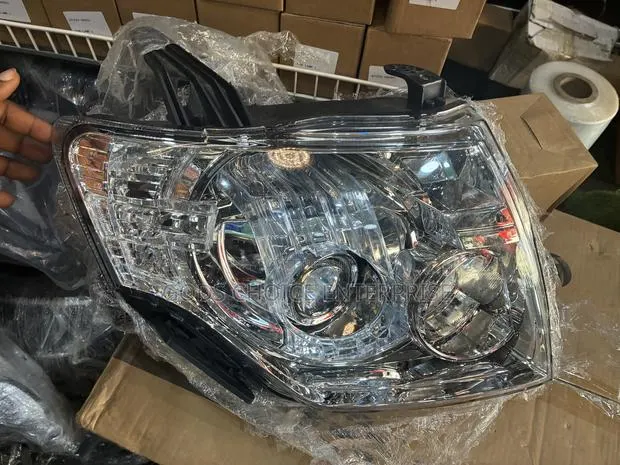 Headlight Pajero 2008-2010-2011-2012-2015 · Photo 1