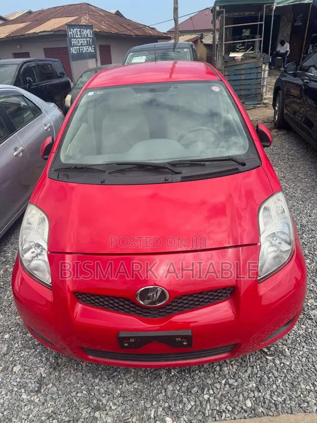 Toyota Vitz 1.3 FWD 5dr 2010 Red · Photo 1