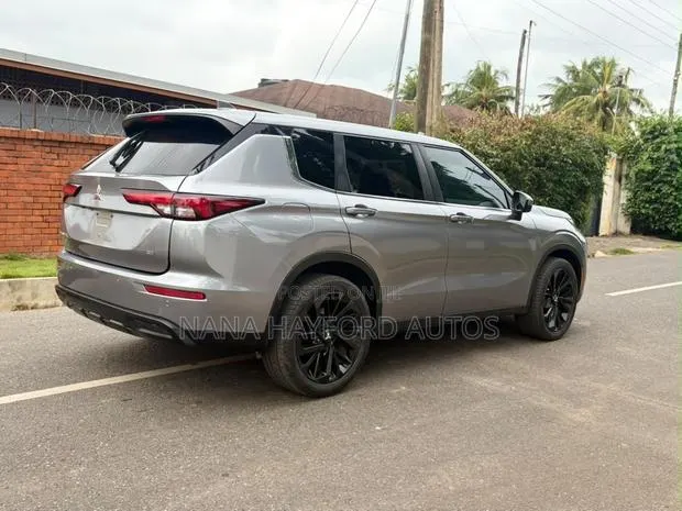 Mitsubishi Outlander 2022 Gray · Photo 1