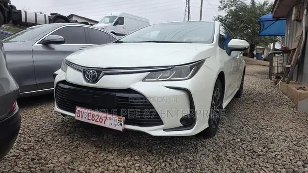 Toyota Corolla LE 2020 White