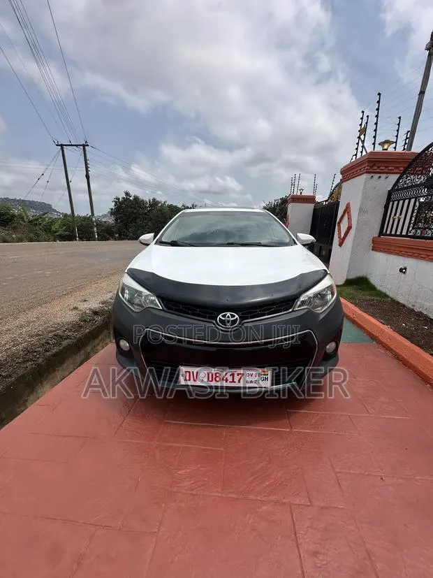 Toyota Corolla S 4dr Sedan (1.8L 4cyl CVT) 2015 White · Photo 1