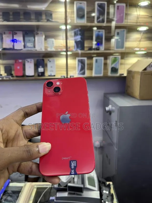 Apple iPhone 13 256 GB Red · Photo 1
