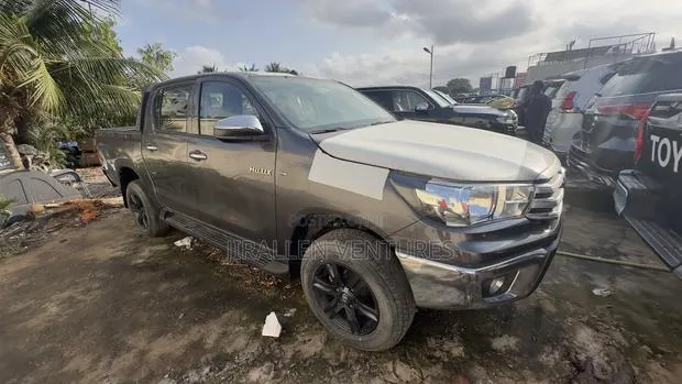 New Toyota Hilux 2023 Gray · Photo 1