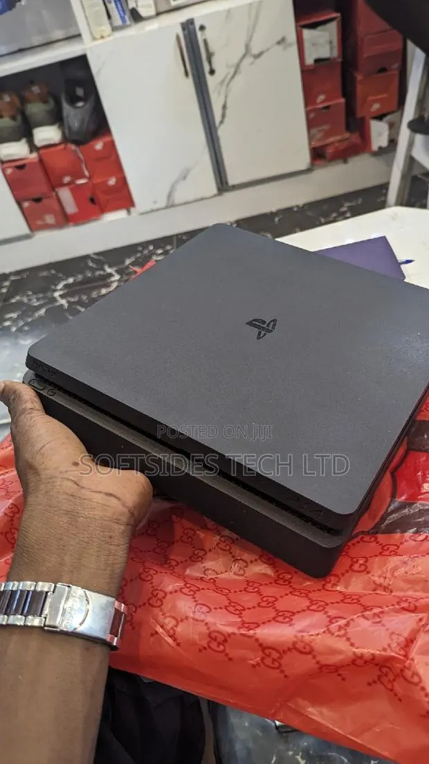 UK PS4 SLIM 500GB+Controller - Top Gaming Pick! · Photo 1