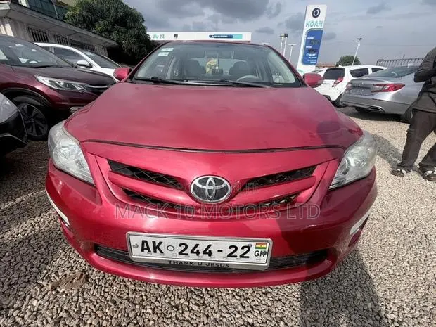 Toyota Corolla LE 4dr Sedan (1.8L 4cyl 4A) 2013 Red · Photo 1