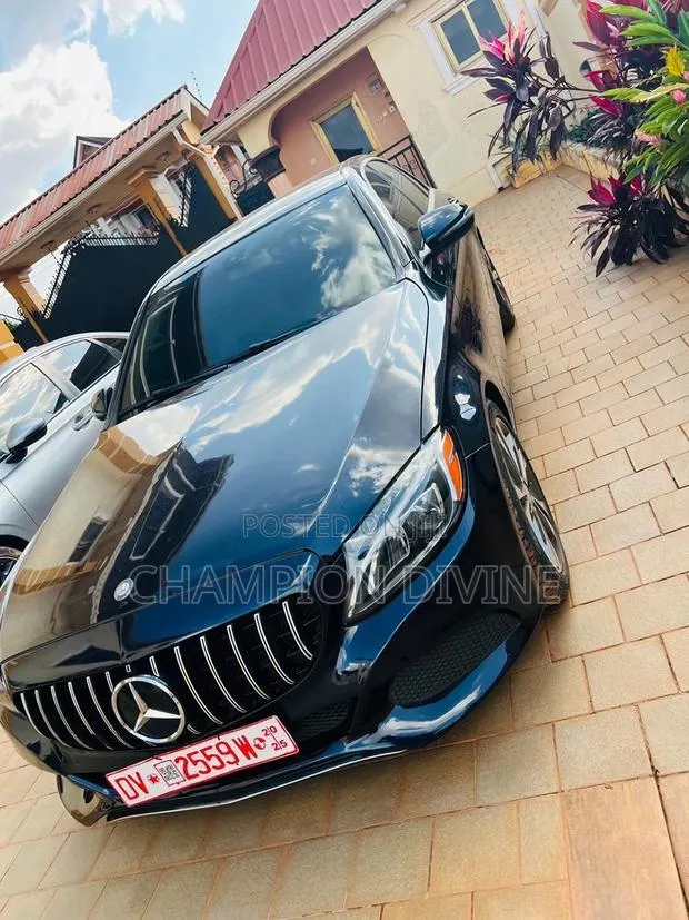 Mercedes-Benz C300 2017 · Photo 1