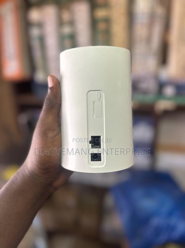 Used Hot Cat 7 Router · Photo 1