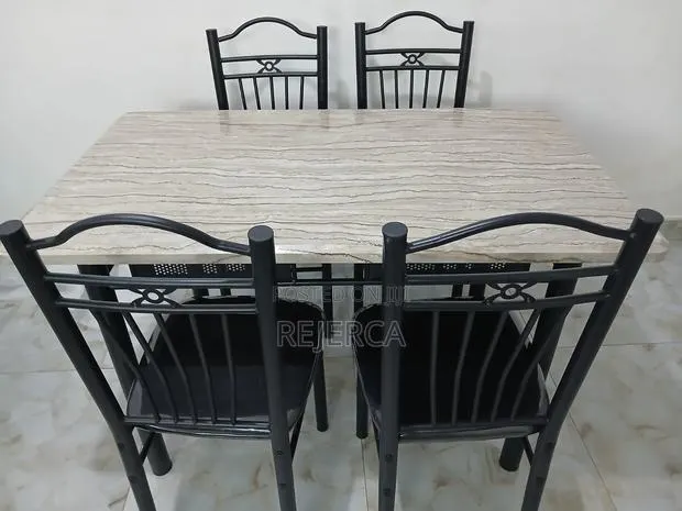 Ddinning Table With 4 Metal Legs · Photo 1