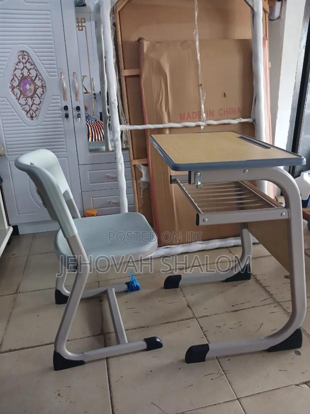 Student Table and Chair · Photo 1