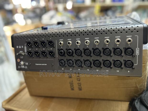 Mackie L20.8 Digital Mixer · Photo 2