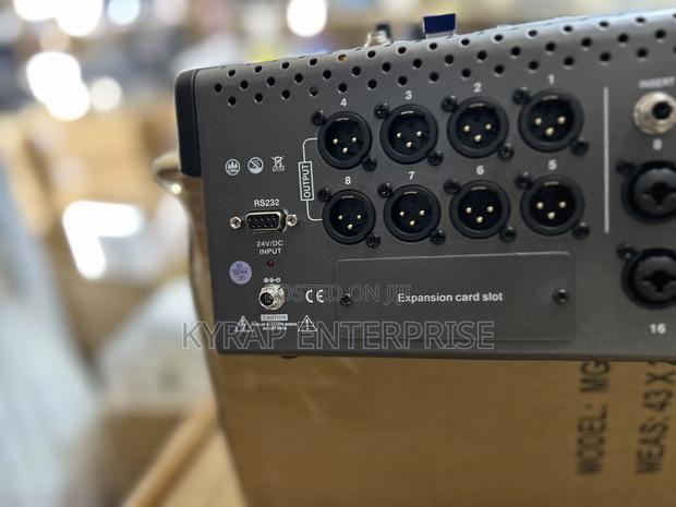 Mackie L20.8 Digital Mixer · Photo 4