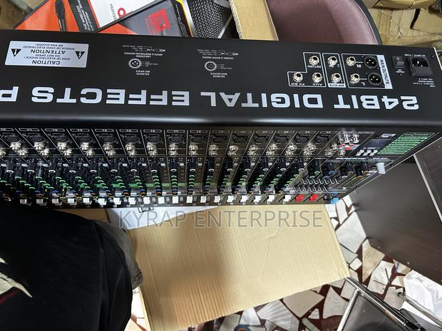 Mackie Be-26 Mixer · Photo 2