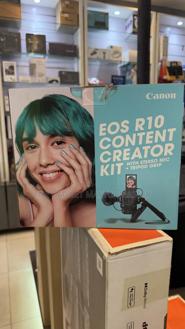 Canon Eos R10 Content Creator Kit With Stereo Mic and Tripod · Photo 1