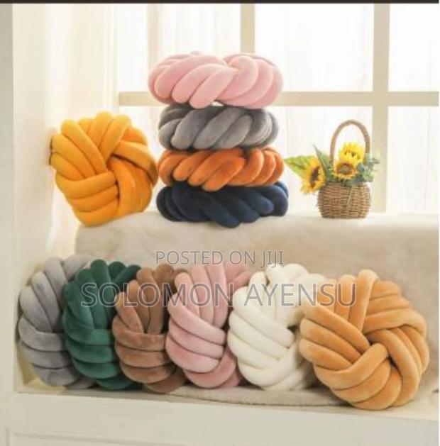 Quality Throw Pillows Available in Different Colours · Photo 1