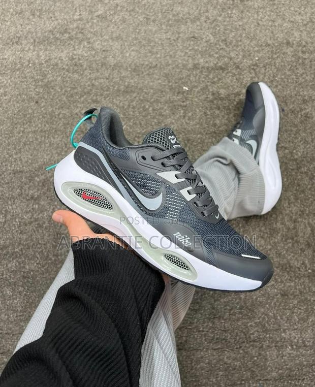 Unisex Nike Zoom Sneakers · Photo 1