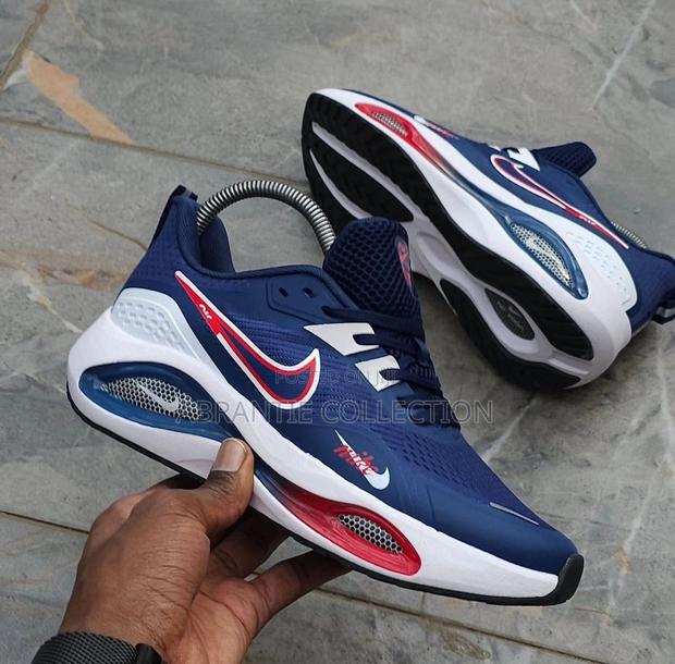 Unisex Nike Zoom Sneakers · Photo 2