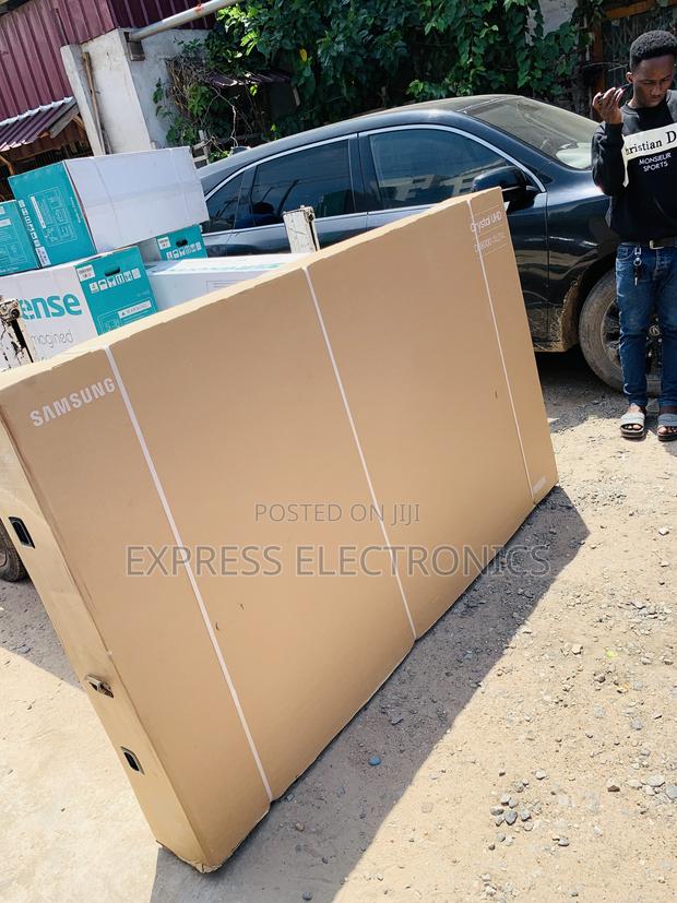 Qled Smart Samsung Television 85”Q60c · Photo 1