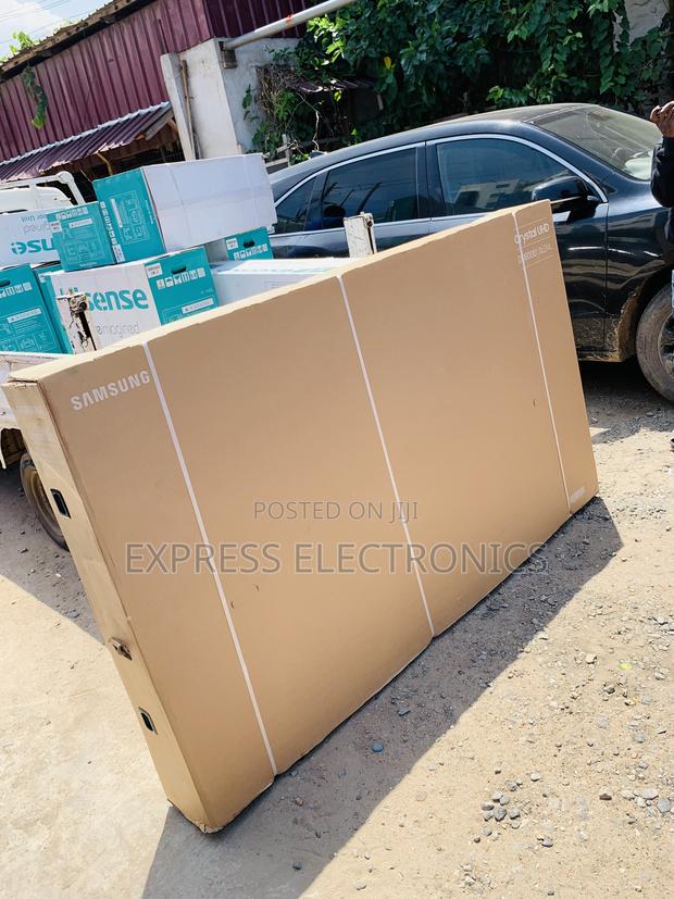 Qled Smart Samsung Television 85”Q60c · Photo 2