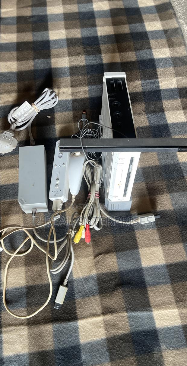 Complete Nintendo Wii Console With Pokémon Battle Game Game · Photo 2