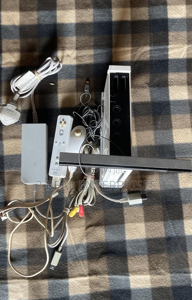 Complete Nintendo Wii Console With Pokémon Battle Game Game · Photo 3
