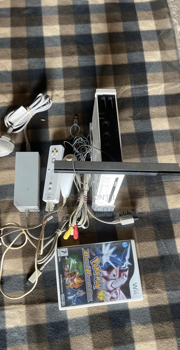 Complete Nintendo Wii Console With Pokémon Battle Game Game · Photo 1