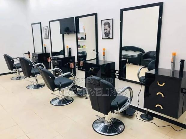 Barbering Shop Interior Decor · Photo 3