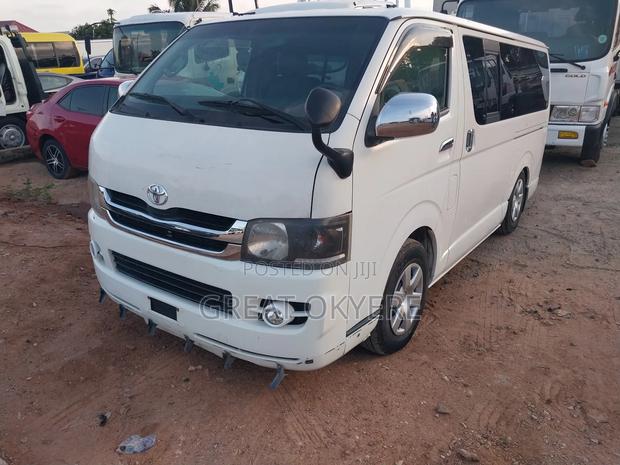 Toyota HiAce 2010 White · Photo 1