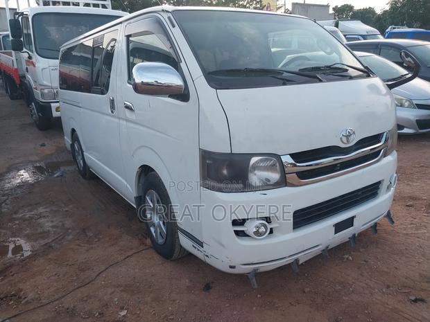 Toyota HiAce 2010 White · Photo 2