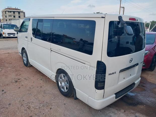 Toyota HiAce 2010 White · Photo 3