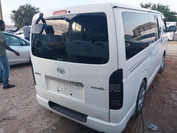 Toyota HiAce 2010 White · Photo 4