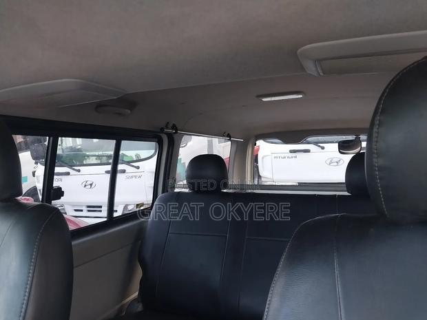 Toyota HiAce 2010 White · Photo 5
