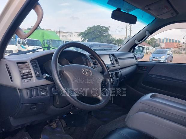 Toyota HiAce 2010 White · Photo 6