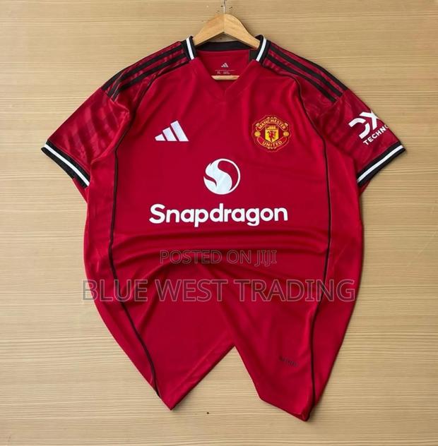 Manchester United 2025/2026 Home Jersey · Photo 1