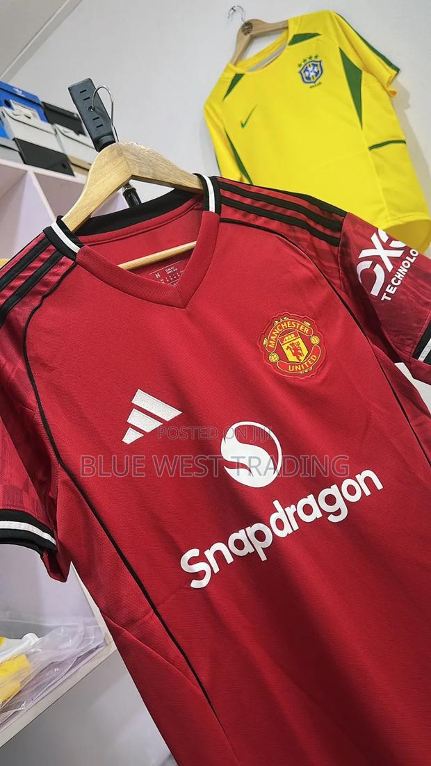 Manchester United 2025/2026 Home Jersey · Photo 2