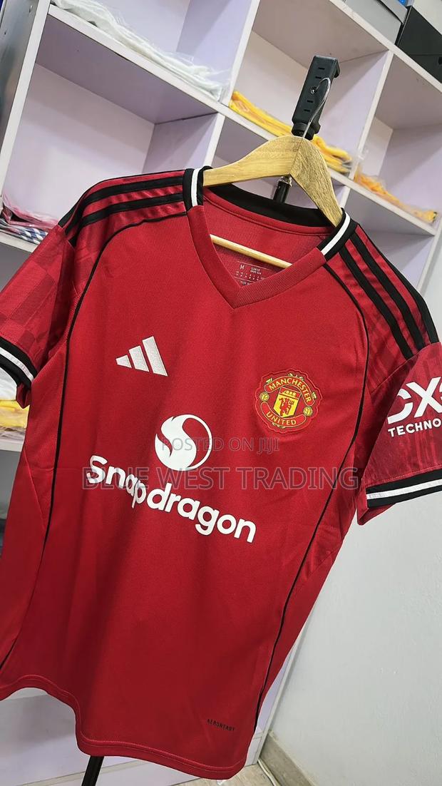 Manchester United 2025/2026 Home Jersey · Photo 3