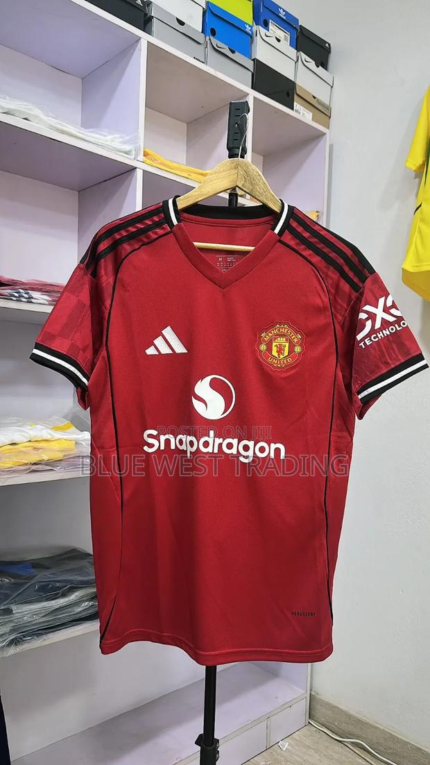 Manchester United 2025/2026 Home Jersey · Photo 4