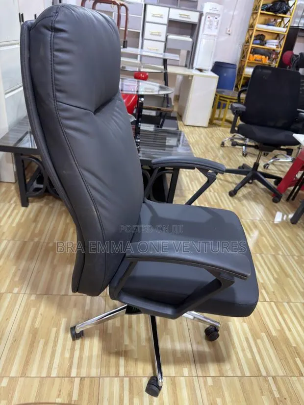 High-back Executive Swivel Chair · Photo 1