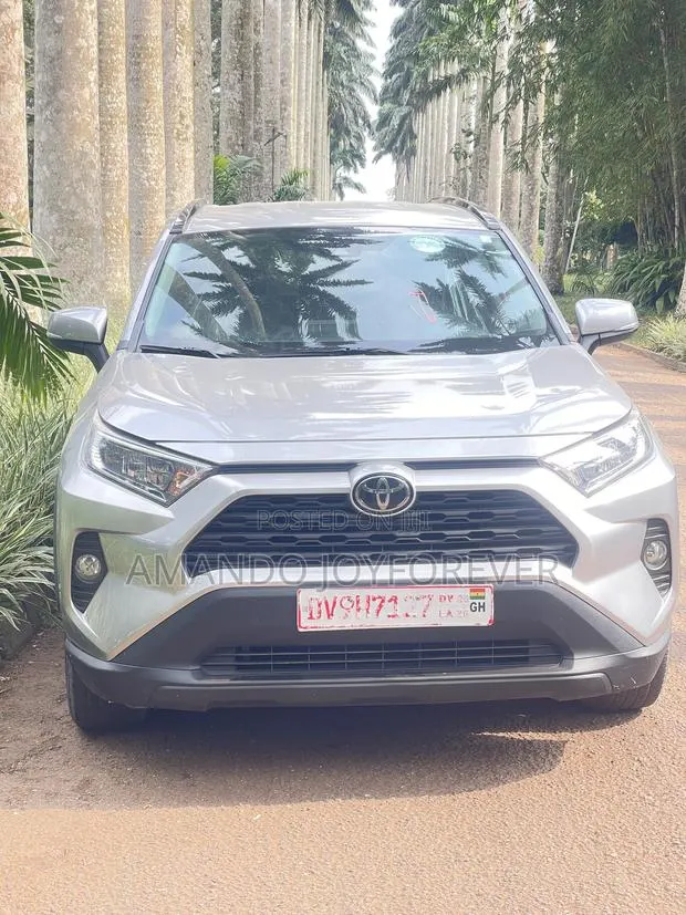 Toyota RAV4 XLE 2021 Silver · Photo 1