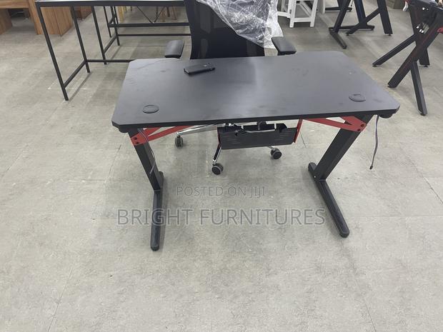 Gaming Table With Chair · Photo 2